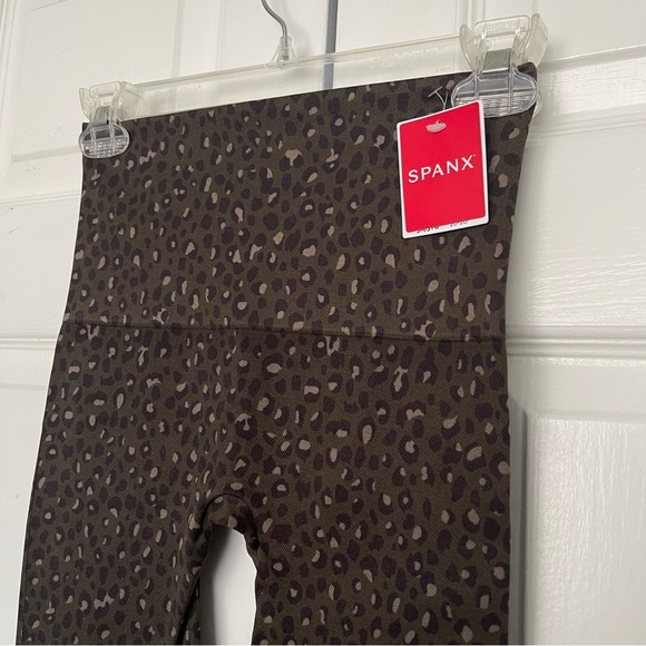 NEW Spanx Look at Me Now Seamless Leggings Olive Leopard - Picture 6 of 9